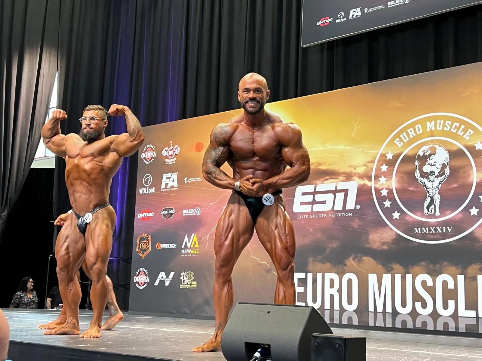 Carlos posando en el escenario del Euro Muscle Show