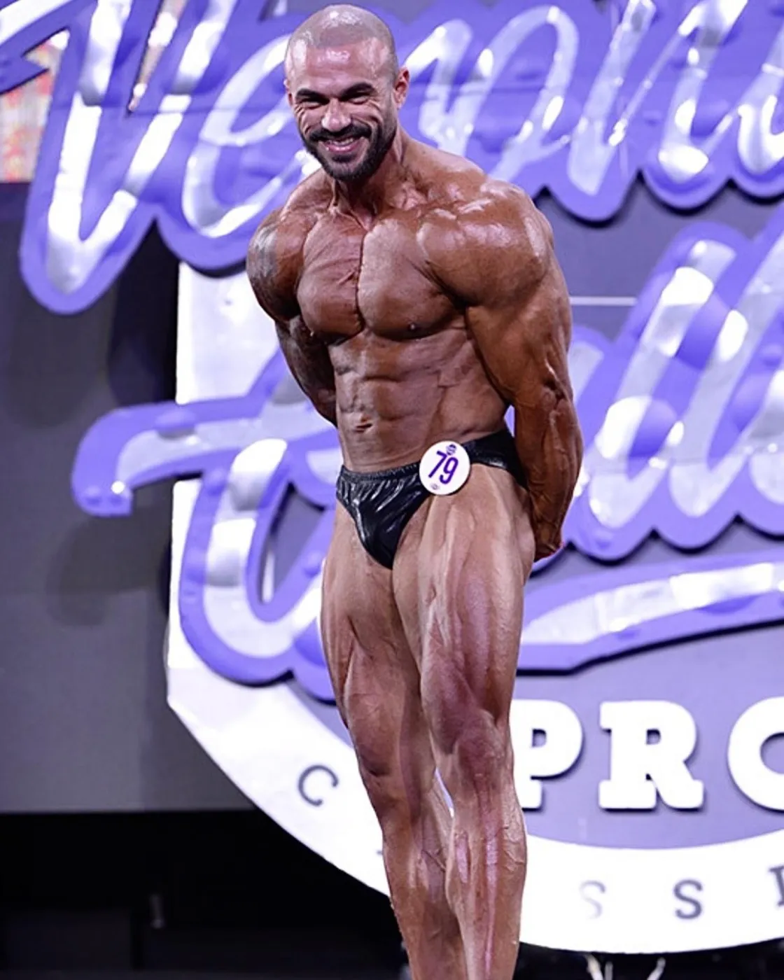 Carlos en el escenario de una competición de culturismo