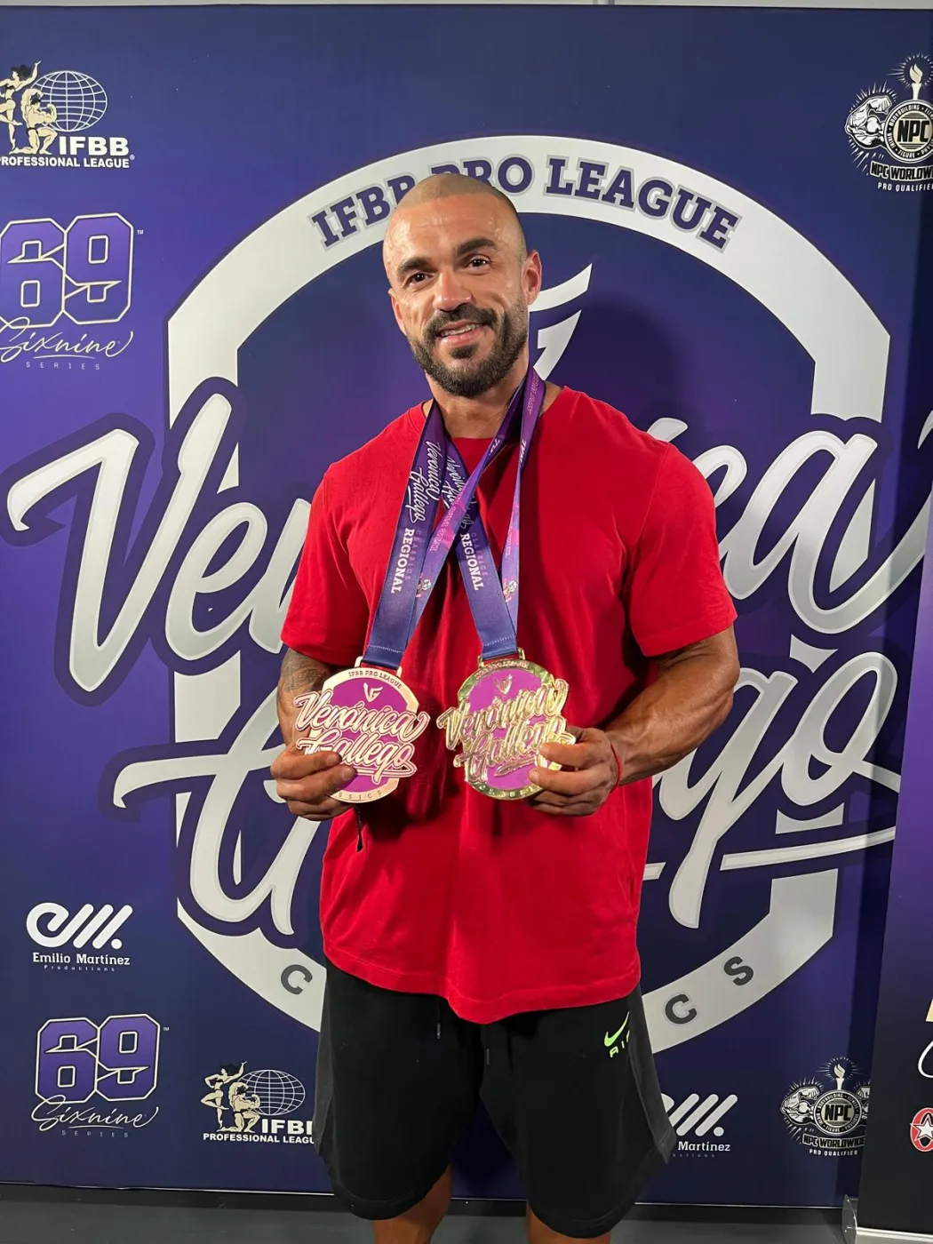 Carlos con dos medallas del Campeonato Verónica Gallego