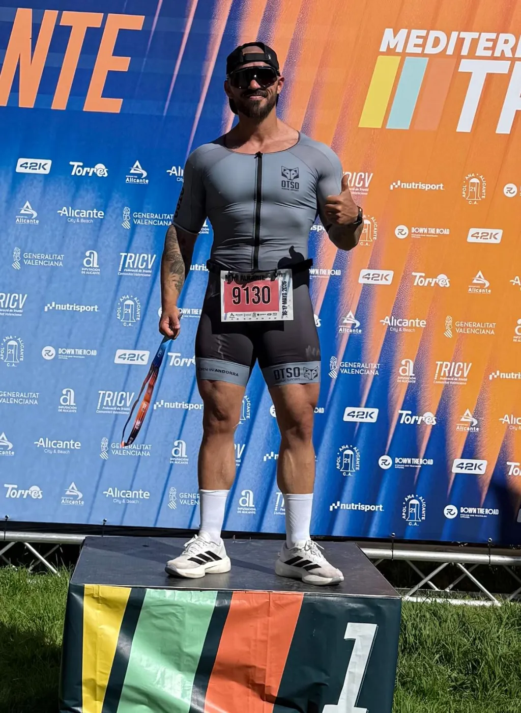 Carlos con mono de triatlón en el podio del Mediterranean Tri de Alicante