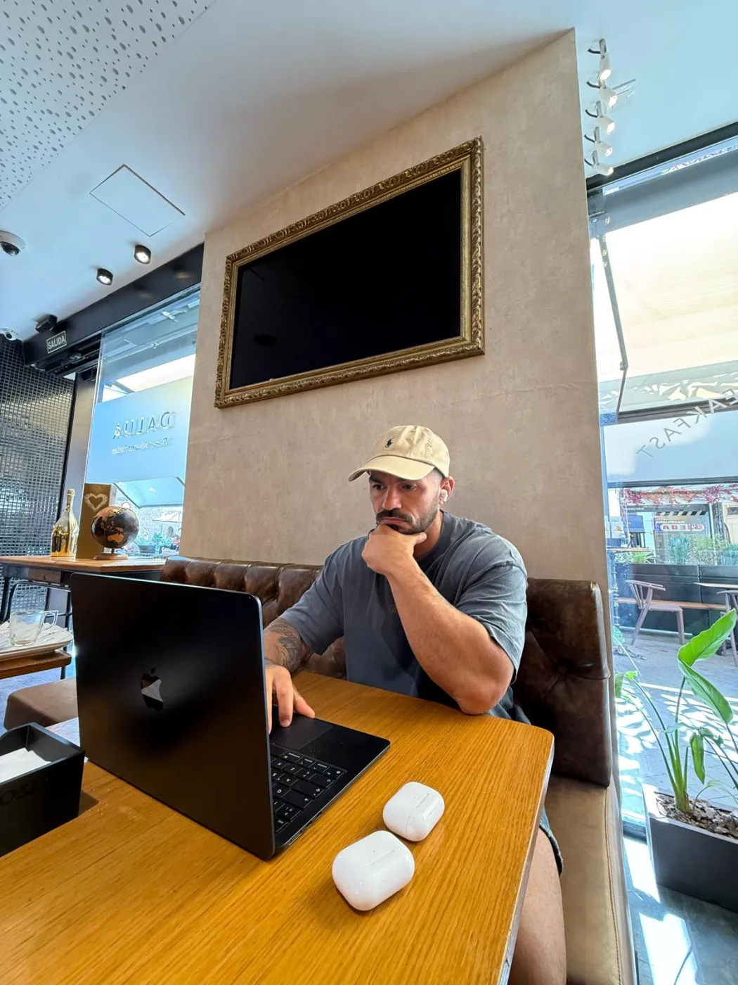 Carlos revisando planes de clientes en su portátil